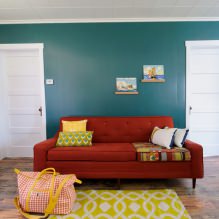 Rotes Sofa im Innenraum: Typen, Design, Kombination mit Tapeten und Vorhängen-35