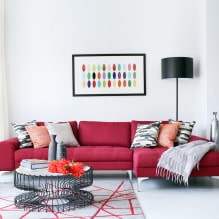 Piros kanapé a belső térben: típusok, kialakítás, tapétával és függönyökkel kombináció-37