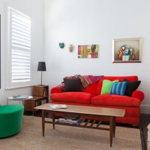 Piros kanapé a belső térben: típusok, kialakítás, tapétával és függönyökkel kombináció-36
