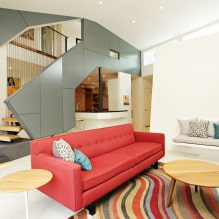 Piros kanapé a belső térben: típusok, kialakítás, tapétával és függönyökkel kombináció-33
