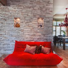 Piros kanapé a belső térben: típusok, kialakítás, tapétával és függönyökkel kombináció-11