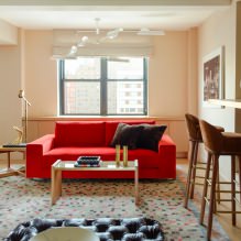 Piros kanapé a belső térben: típusok, kialakítás, tapétával és függönyökkel kombináció-23