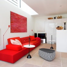 Piros kanapé a belső térben: típusok, kialakítás, tapétával és függönyökkel kombináció-26