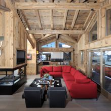 Piros kanapé a belső térben: típusok, kialakítás, tapétával és függönyökkel kombináció-22