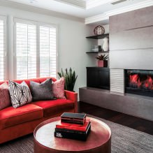 Piros kanapé a belső térben: típusok, kialakítás, tapétával és függönyökkel kombináció-15