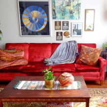 Piros kanapé a belső térben: típusok, kialakítás, tapétával és függönyökkel kombináció-34