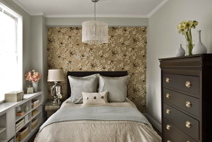 Tapete für ein kleines Schlafzimmer: Farbe, Design, Kombination, Ideen für niedrige Decken und enge Räume