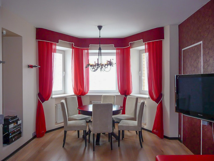 Piros függönyök a belső térben: típusok, szövetek, design, tapétával kombináció, dekoráció, stílus