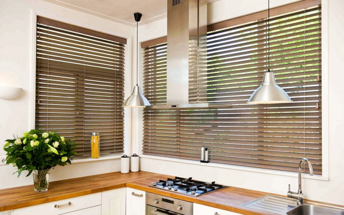 Mga blinds para sa kusina - ang mga lihim ng isang naka-istilo at praktikal na interior