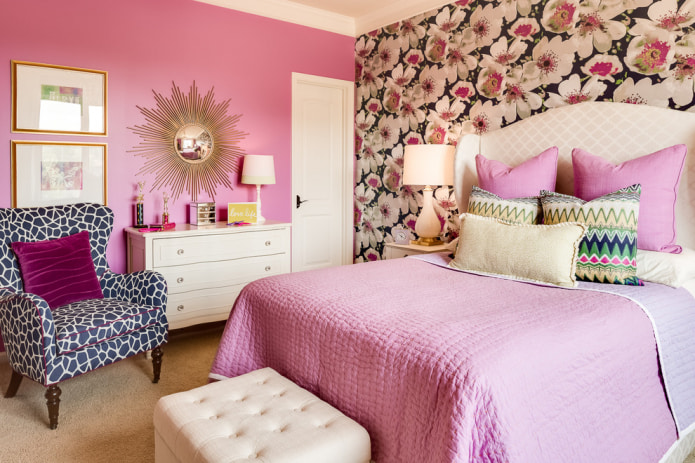 Rosafarbenes Interieur des Zimmers: Kombination, Stilwahl, Dekoration, Möbel, Vorhänge und Dekor