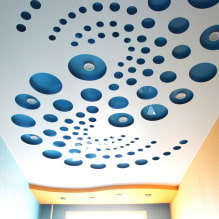เพดานยืดแกะสลัก: ประเภทของการก่อสร้างและพื้นผิว สี การออกแบบ แสง-7