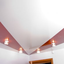 Zweifarbige Spanndecken: Typen, Kombinationen, Design, Verklebungsformen in zwei Farben, Foto im Innenraum-1