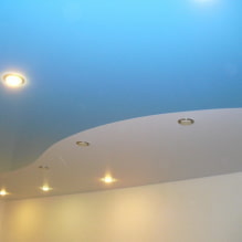 เพดานสีน้ำเงินในการตกแต่งภายใน: ภาพถ่าย, มุมมอง, การออกแบบ, แสง, รวมกับสีอื่น ๆ, ผนัง, ผ้าม่าน -2