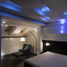 Beleuchtete Decke: Ansichten nach Design, Lichtquellen, Farbe, Beispiele im Innenraum-0