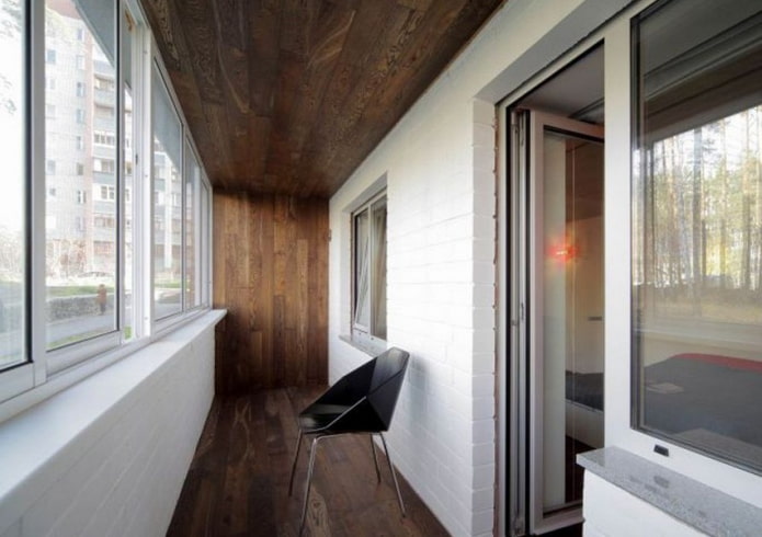 Deckendekoration auf Balkon oder Loggia: Materialarten, Farbe, Design, Beleuchtung