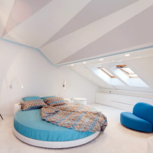 เพดานห้องใต้หลังคา: การออกแบบ, สี, ประเภท (ยืด, แผ่นยิปซั่ม, ฯลฯ ), แสง-0