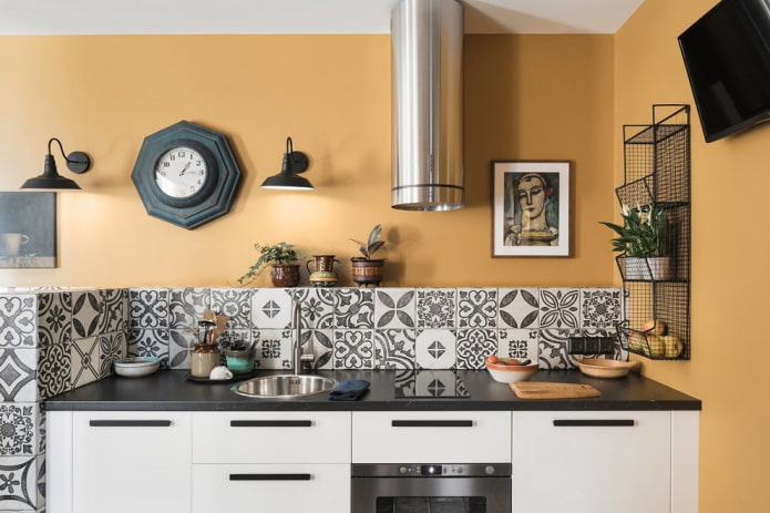 Kuchyňské nástěnné dekorace: typy nástěnných dekorací, design v jídelně, rohový dekor, akcentová stěna