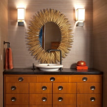 A tükör kiválasztása a fürdőszobában: típusok, formák, dekoráció, szín, opciók mintával, háttérvilágítás-7