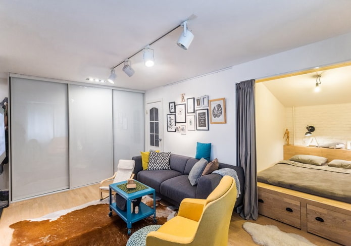 Egyszobás lakás kialakítása fülkével: fotó, elrendezés, bútorrendezés