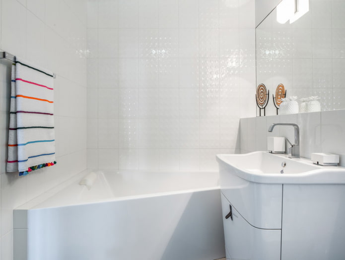 Fehér csempe a fürdőszobában: design, formák, színkombinációk, elhelyezési lehetőségek, fugaszín