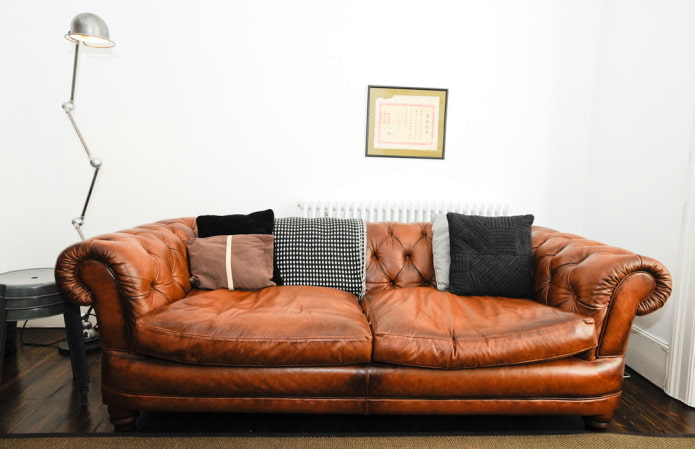 Braunes Sofa im Innenraum: Typen, Design, Polstermaterialien, Farbtöne, Kombinationen