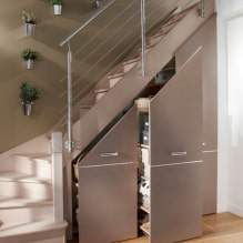 Szekrény a lépcsők alatt: típusok, kitöltési lehetőségek, eredeti ötletek egy magánházban-0
