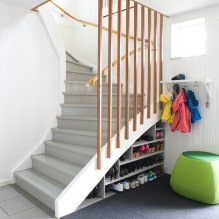 Kleiderschrank unter der Treppe: Typen, Füllmöglichkeiten, originelle Ideen in einem Privathaus-5