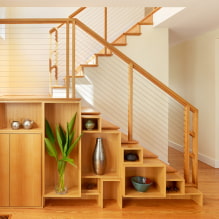 Kleiderschrank unter der Treppe: Typen, Füllmöglichkeiten, originelle Ideen in einem Privathaus-7