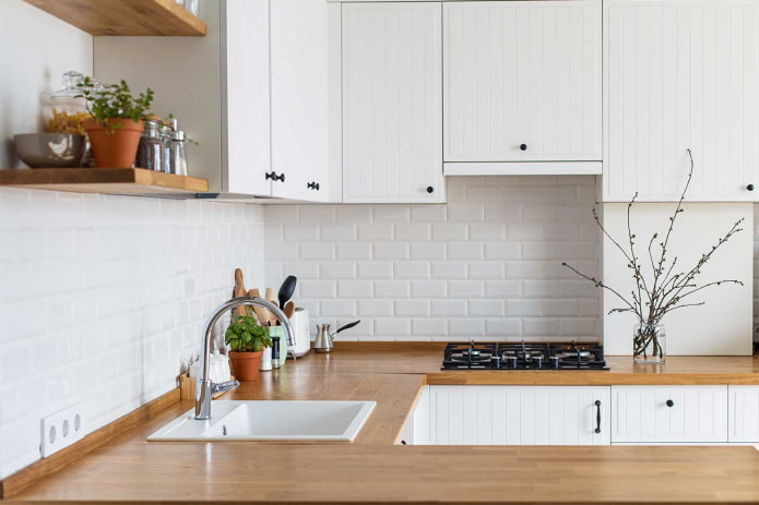 Skandinavischer Stil im Inneren der Küche: ein gemütliches Design schaffen