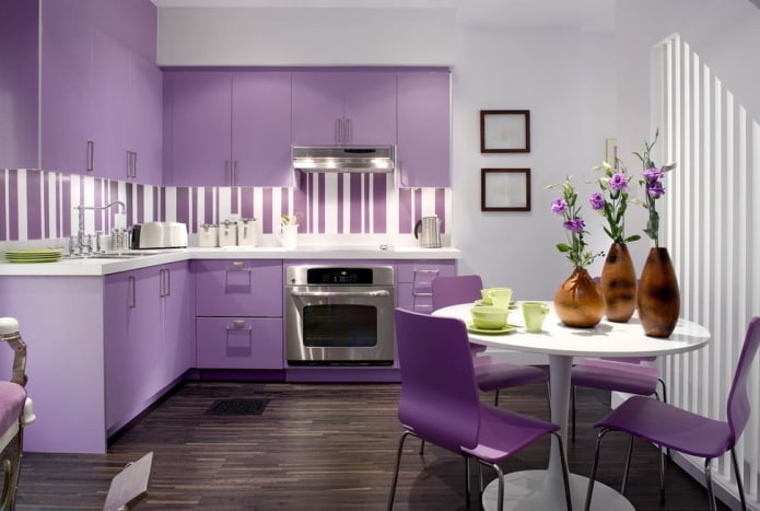 Lila Küche: Farbkombinationen, Auswahl an Vorhängen, Oberflächen, Tapeten, Möbeln, Beleuchtung und Dekor