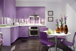 ห้องครัวสีม่วง: การผสมสี, การเลือกผ้าม่าน, การตกแต่ง, วอลเปเปอร์, เฟอร์นิเจอร์, แสงและการตกแต่ง