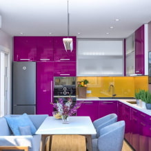 Lila Küche: Farbkombinationen, Auswahl an Vorhängen, Oberflächen, Tapeten, Möbeln, Beleuchtung und Dekor-4