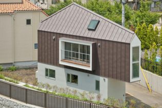 Ungewöhnliches langes schmales Haus in Japan