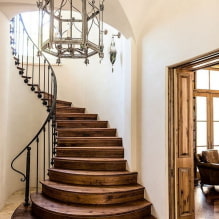 Treppe zum zweiten Stock eines Privathauses: Typen, Formen, Materialien, Dekoration, Farbe, Stile-0