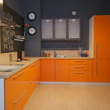 ห้องครัวสีส้มในการตกแต่งภายใน: คุณสมบัติการออกแบบ, การผสมผสาน, ทางเลือกของผ้าม่านและวอลล์เปเปอร์-3
