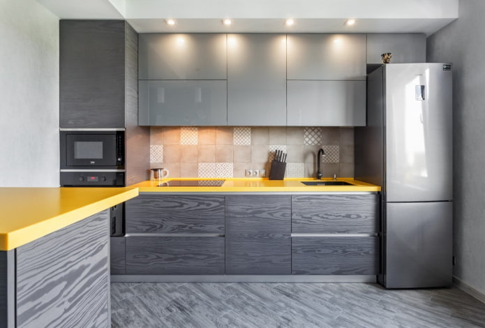 Graue Küche im Innenraum: Gestaltungsbeispiele, Kombinationen, Auswahl an Oberflächen und Vorhängen
