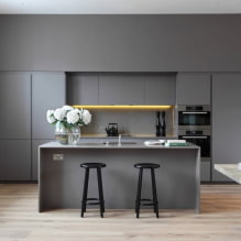 Graue Küche im Innenraum: Designbeispiele, Kombinationen, Auswahl an Oberflächen und Vorhängen-5
