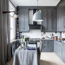 Graue Küche im Innenraum: Designbeispiele, Kombinationen, Auswahl an Oberflächen und Vorhängen-7