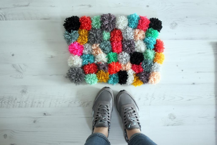 How to make a do-it-yourself pom-pom rug?
