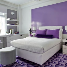 Schönes lila Schlafzimmer im Innenraum-0