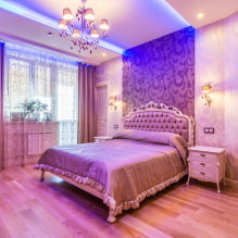 Gyönyörű lila hálószoba a belső térben