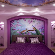Gyönyörű lila hálószoba a belső térben