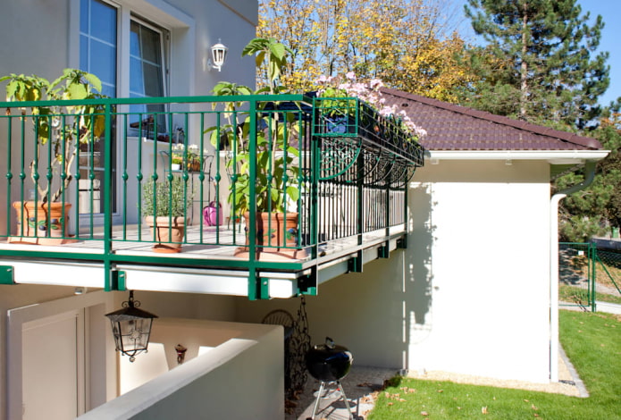 Балкон у приватној кући: погледи, декорација и дизајн (50 фотографија)