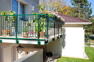 Balkon in einem Privathaus: Aussicht, Dekoration und Design (50 Fotos)