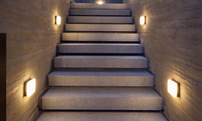 Осветљење степеништа у кући: стварне фотографије и примери осветљења
