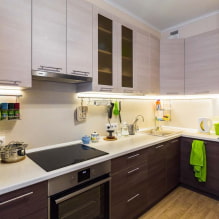 การออกแบบห้องครัวที่มีด้านล่างสีเข้มและด้านบนสว่าง-2