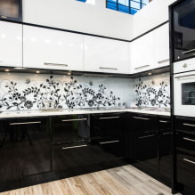 การออกแบบห้องครัวที่มีด้านล่างสีเข้มและด้านบนสว่าง-5