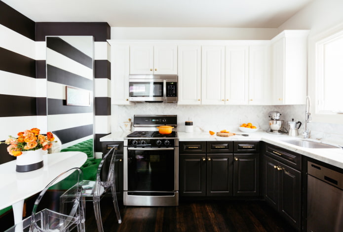 การออกแบบห้องครัวด้วยพื้นสีเข้มและด้านบนสีอ่อน