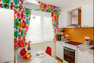 What curtains are suitable for a small kitchen?