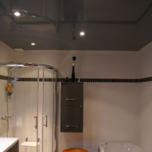 Feszített mennyezet a fürdőszobában: előnyök és hátrányok, a design típusai és példái-0